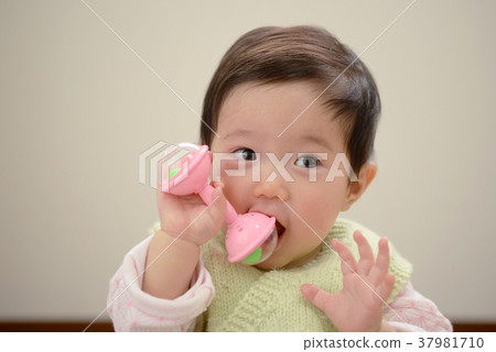 嬰兒9個月女孩玩面部表情可愛的寶寶嬰兒人女性 嬰兒9個月女孩玩面部表情可愛的寶寶嬰兒人女性 37981710