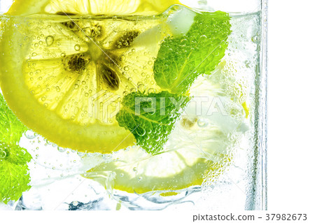 Lemon drop in fizzy sparkling water, juice refresh 37982673