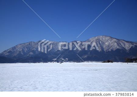 Snowy mountain 37983814