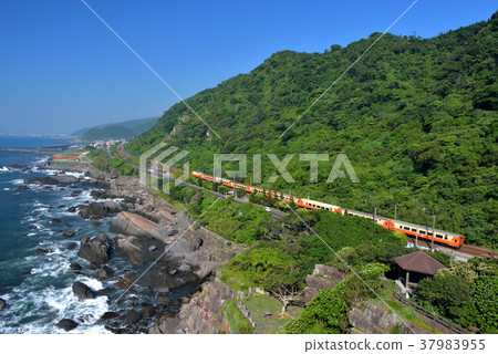 臺灣,宜蘭,頭城,鐵道,火車,海岸線,海,水,山,海邊,岩石,海岸,蘭陽八景,北關海潮公園 臺灣,宜蘭,頭城,鐵道,火車,海岸線,海,水,山,海邊,岩石,海岸,蘭陽八景,北關海潮公園 37983955