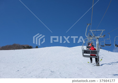 滑雪纜車 37984177