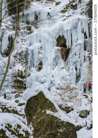 Climbing ice waterfall (vertical) 37984609