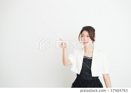 連衣裙，女人（白色背景） 37984765