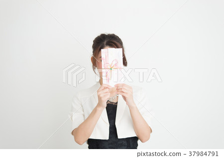 連衣裙，女人（白色背景） 37984791