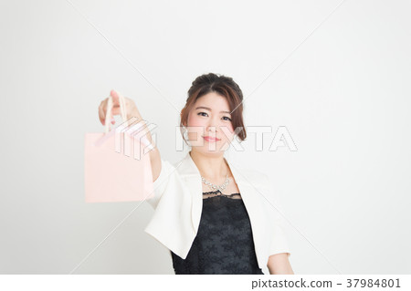 連衣裙，女人（白色背景） 37984801