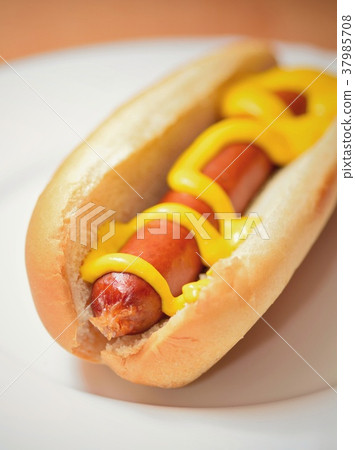 Hot dog with mustard in a bun 37985708