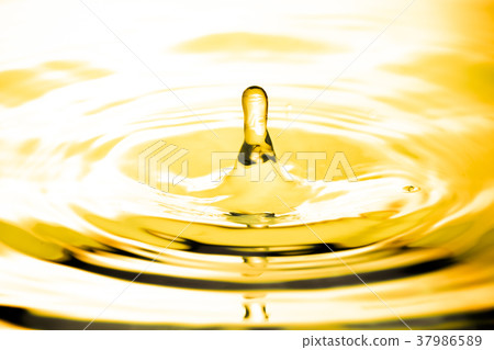 Liquid gold drop and ripple ,abstract background 37986589