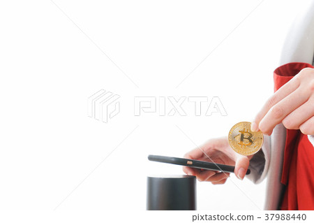 Woman settling in virtual currency 37988440