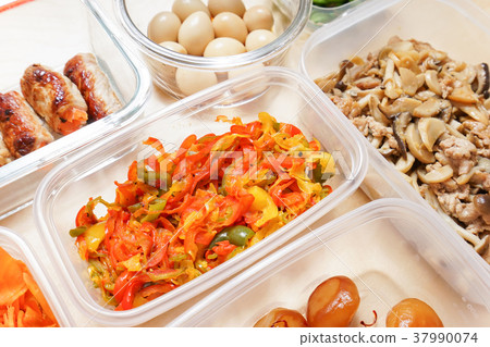 Ready-to-eat, regular food, lunch Ready-to-eat, regular food, lunch 37990074