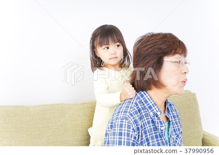 孩子和奶奶一起玩 孩子和奶奶一起玩 37990956