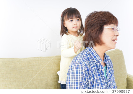 孩子和奶奶一起玩 孩子和奶奶一起玩 37990957