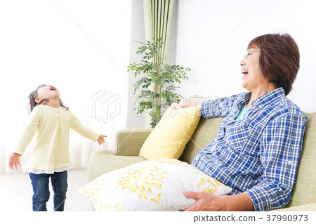 孩子和奶奶一起玩 孩子和奶奶一起玩 37990973