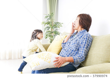 孩子和奶奶一起玩 37990974