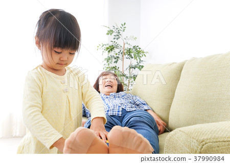 孩子和奶奶一起玩 孩子和奶奶一起玩 37990984