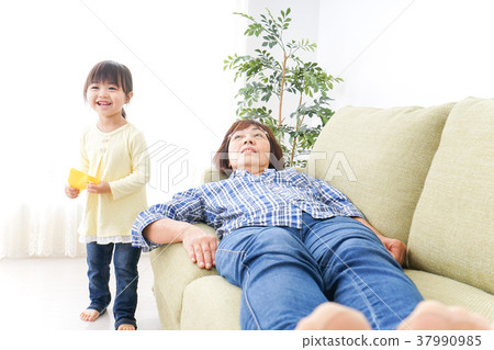 孩子和奶奶一起玩 孩子和奶奶一起玩 37990985