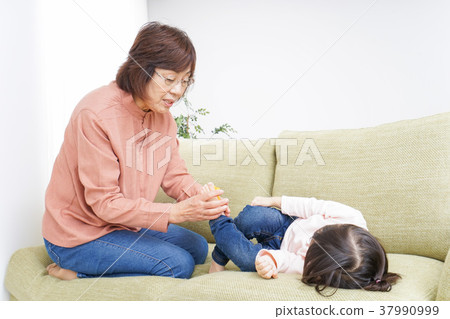 孩子和奶奶一起玩 孩子和奶奶一起玩 37990999