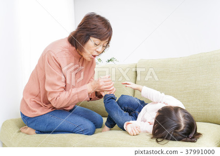 孩子和奶奶一起玩 37991000