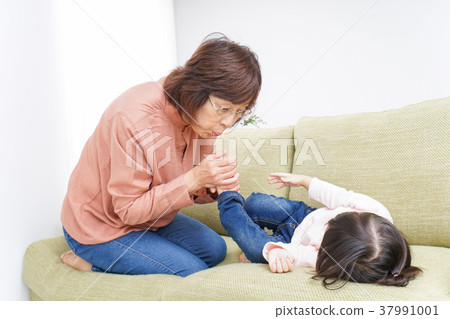 孩子和奶奶一起玩 37991001