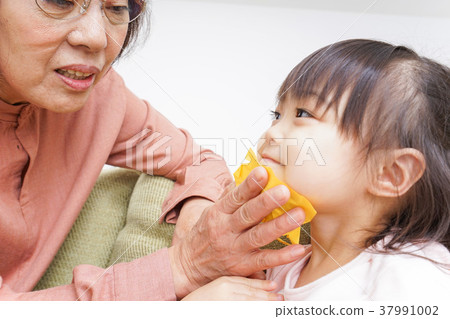 孩子和奶奶一起玩 37991002