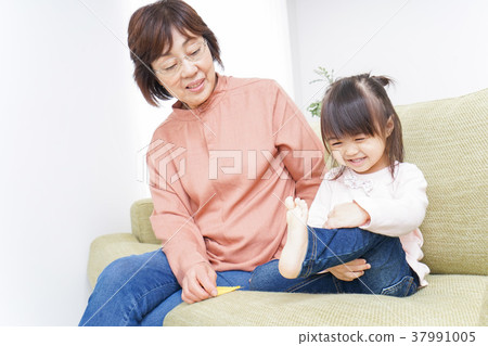 孩子和奶奶一起玩 孩子和奶奶一起玩 37991005