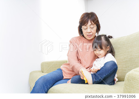 孩子和奶奶一起玩 孩子和奶奶一起玩 37991006