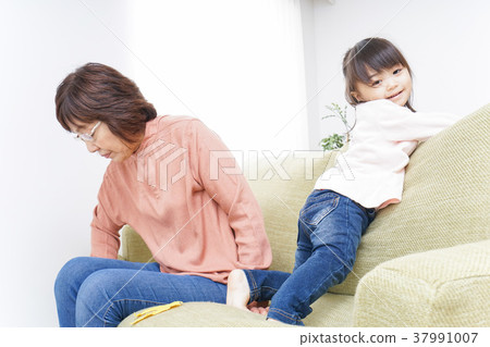 孩子和奶奶一起玩 孩子和奶奶一起玩 37991007