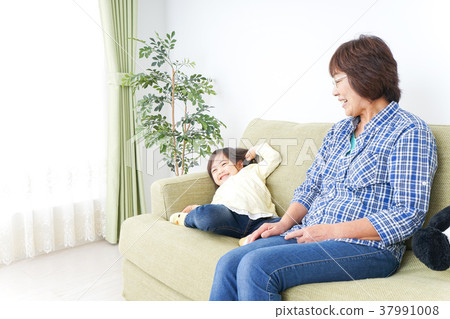 孩子和奶奶一起玩 37991008