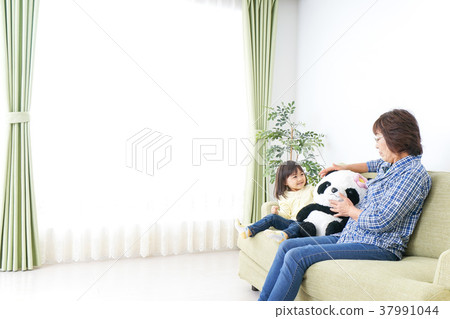 孩子和奶奶一起玩 孩子和奶奶一起玩 37991044
