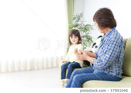 孩子和奶奶一起玩 孩子和奶奶一起玩 37991046