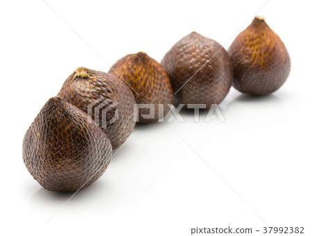 Fresh raw salak isolated on white 37992382