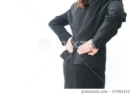 感覺背痛的女商人 感覺背痛的女商人 37992432
