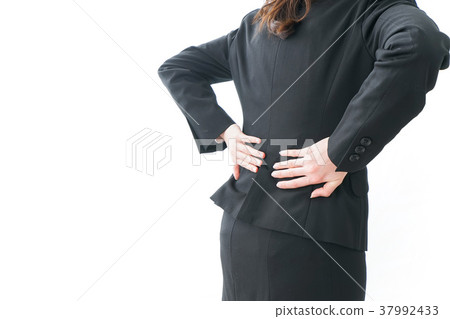 感覺背痛的女商人 感覺背痛的女商人 37992433