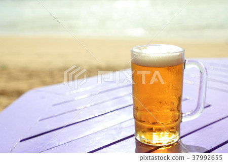 在海灘邊喝的生啤酒 37992655