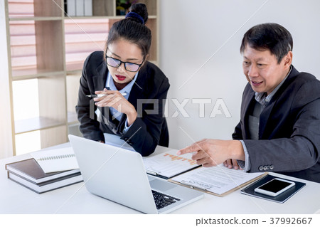 Teamwork process, Business colleagues partners meeting and discu 37992667