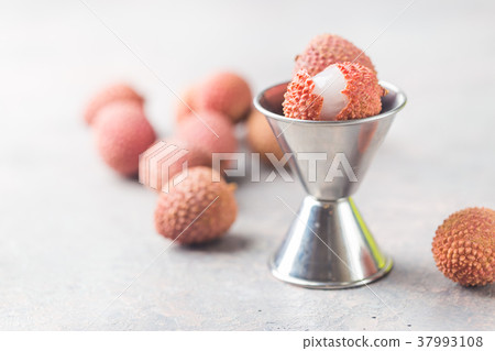 Fresh lychee fruits Fresh lychee fruits 37993108