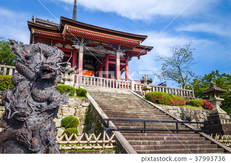 Dragon statue, kiyomizu-dera temple, Kyoto, Japan Dragon statue, kiyomizu-dera temple, Kyoto, Japan 37993736