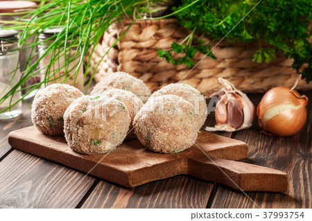 Raw meatballs rolled in a crispy bun Raw meatballs rolled in a crispy bun 37993754