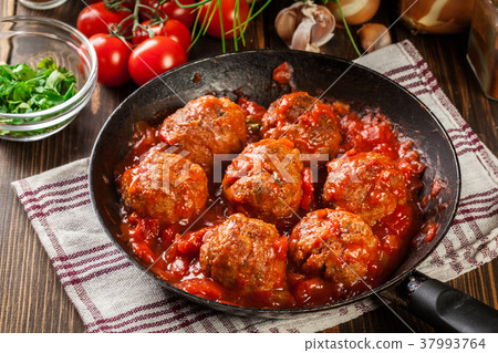 Pork meatballs with spicy tomato sauce 37993764