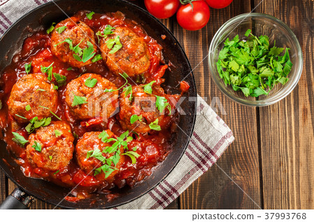 Pork meatballs with spicy tomato sauce 37993768