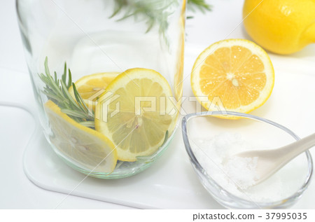 Lemon and herbs 37995035
