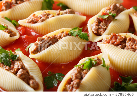 Pasta shell conchiglioni with minced meat 37995466