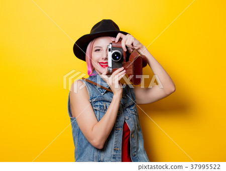girl with pink hairstyle with retro camera 37995522