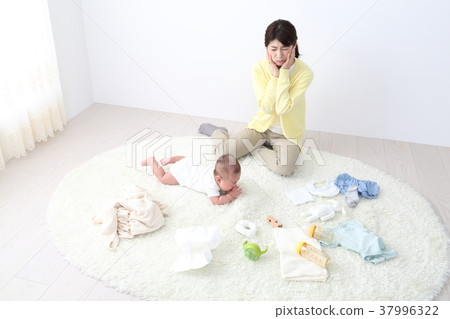 母親困擾著嬰兒和嬰兒用品 37996322