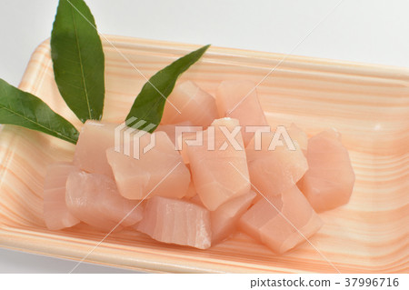 Sashimi of a swordfish with a tray 37996716