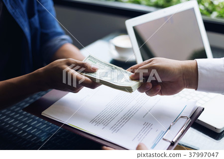 Investors are receiving large amounts of banknotes 37997047