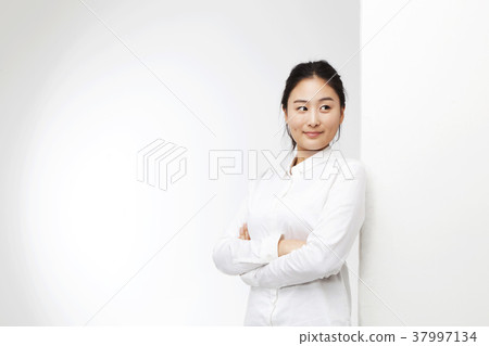 年輕的女人 37997134