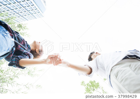 Men and women holding hands (looking up) 37998429