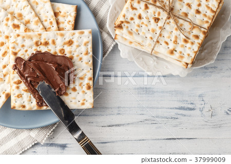 Matzah bread with chocolate cream and knife 37999009