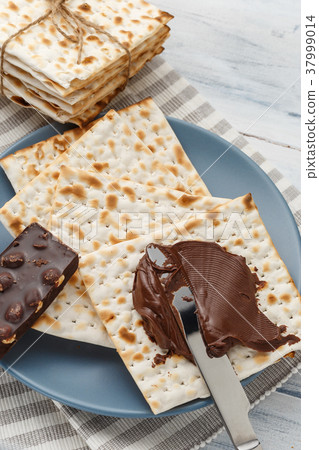 Matzah bread with chocolate cream and knife 37999014