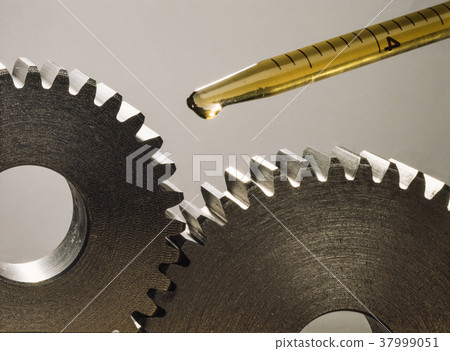 lubricating pinions with a drop of oil 37999051